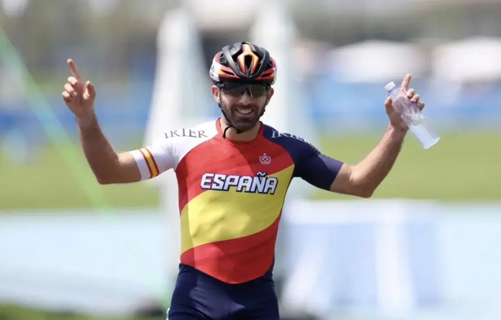 年的世界纪, 赛道外