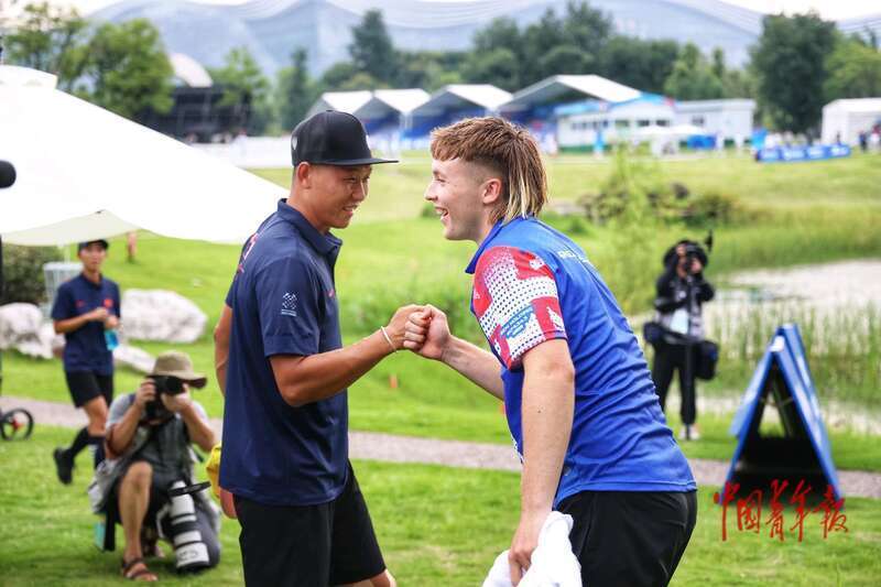 中青网记者, 和英国选手